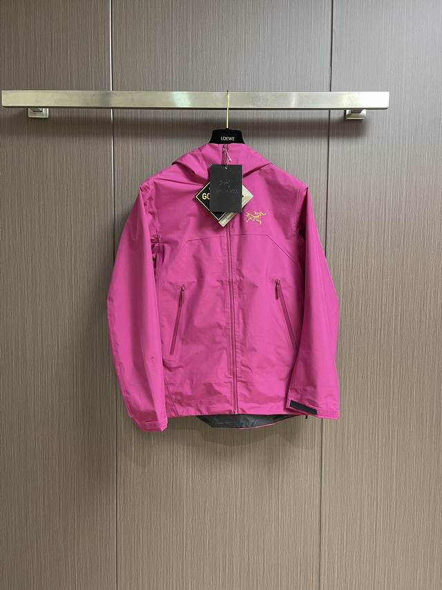 Qian Arcteryx 始祖鸟 Beta Lt Gore-Tex 男女情侣款硬壳 机能风拉链外套，Betalt设计简洁而通用，可提供高山环境所需的性能。采用