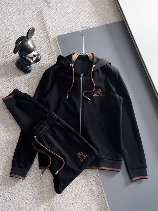 Lp2640秋冬新款专柜同款休闲套装，透气舒适休闲！高级感满满！细节精致高档，做工无可挑剔！原版高端面料很显高级！面料挺括抗皱耐磨，保暖利落有型 这个秋冬每人必