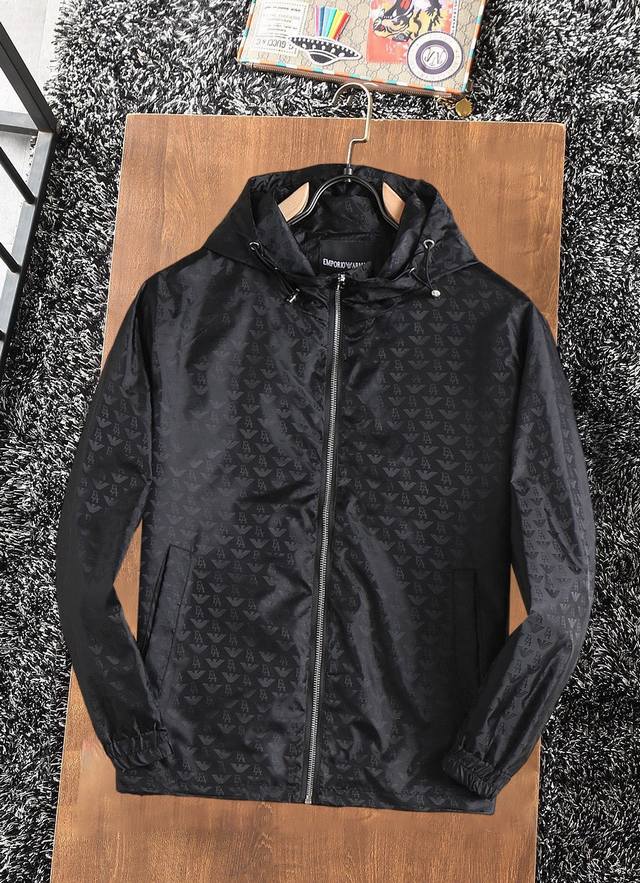 阿玛尼 2025春秋新款休闲夹克外套，最新时尚休闲拉链夹克，时尚连帽夹克外套基础常规的连帽夹克版型裁剪，上身百搭简约不挑人，轻松应对各种场合与环境，属于日常通勤