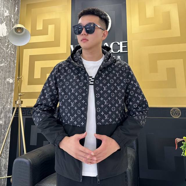 路易威登Lv 2025春季新款夹克外套，秀场新品品相非常完美，舒适保暖，三标齐全色泽饱满诱人，非常出彩的设计，轻松将时髦感进阶，做工极为考究严谨，走线工整细致！