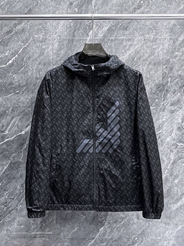 阿玛尼 2025春季新款休闲夹克外套，最新时尚休闲拉链夹克，时尚连帽夹克外套基础常规的连帽夹克版型裁剪，上身百搭简约不挑人，轻松应对各种场合与环境，属于日常通勤