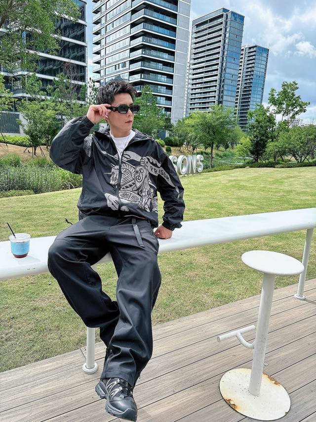 模特图 Burber马术骑士徽标 冲锋衣夹克外套 面料由高品质的尼龙面料，具有轻盈、Ll1670350耐磨、防风防水等特性，非常适合制作休闲夹克。 在面料处理上