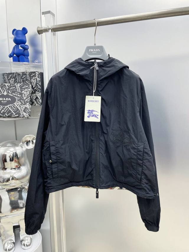 Bbr 巴宝莉 女款 25Ss短款双面两穿短款格纹外套 Bur 双面穿格纹运动夹克重磅来袭，柜台售价一万，官网面临着售罄的地步可想而知这款运动休闲一体的格纹冲锋