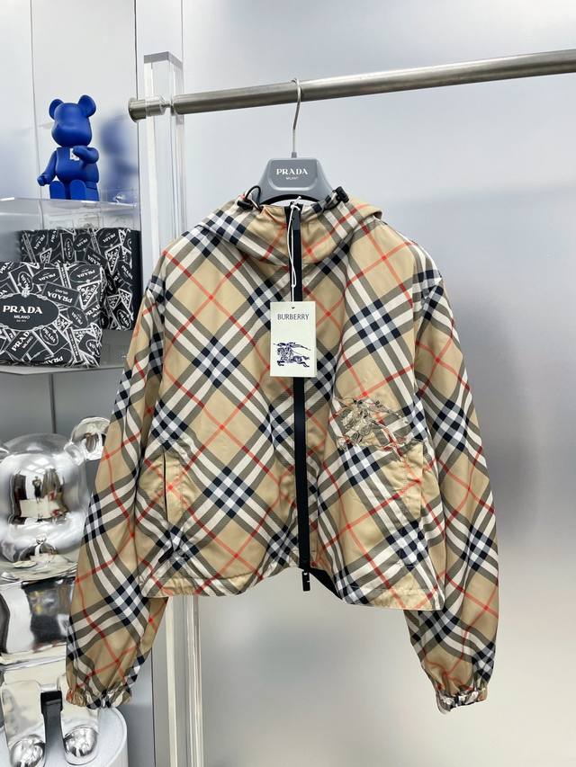 Bbr 巴宝莉 女款 25Ss短款双面两穿短款格纹外套 Bur 双面穿格纹运动夹克重磅来袭，柜台售价一万，官网面临着售罄的地步可想而知这款运动休闲一体的格纹冲锋