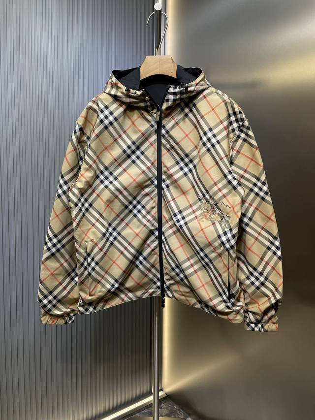 Bbr 顶级原单 Fw秋冬新款 双面穿设计 Vintage格纹长袖连帽外套 经典格子条纹搭配拉链口袋 战马章仔点缀下摆 另一面全黑色低调设计 袖口松紧带下摆抽绳