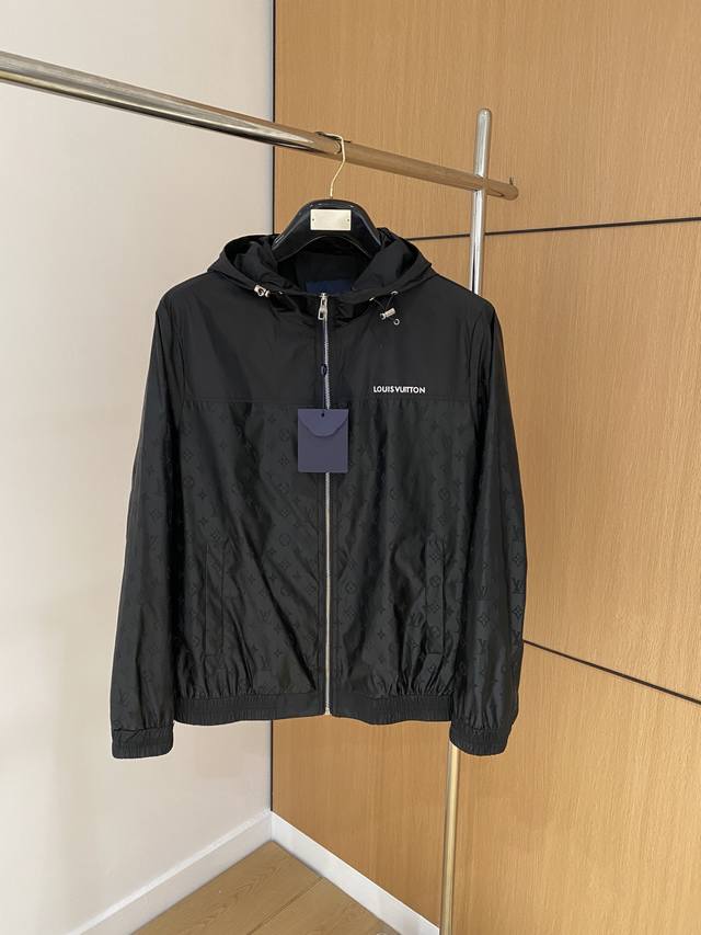 Lv 路易威登 2025秋冬新款爆款专柜新款休闲时尚夹克 超前卫设计风格 细腻舒适 穿着非常轻便不易起皱。多重重工艺 整体的设计颇具视觉感，上身休闲有型，有一定