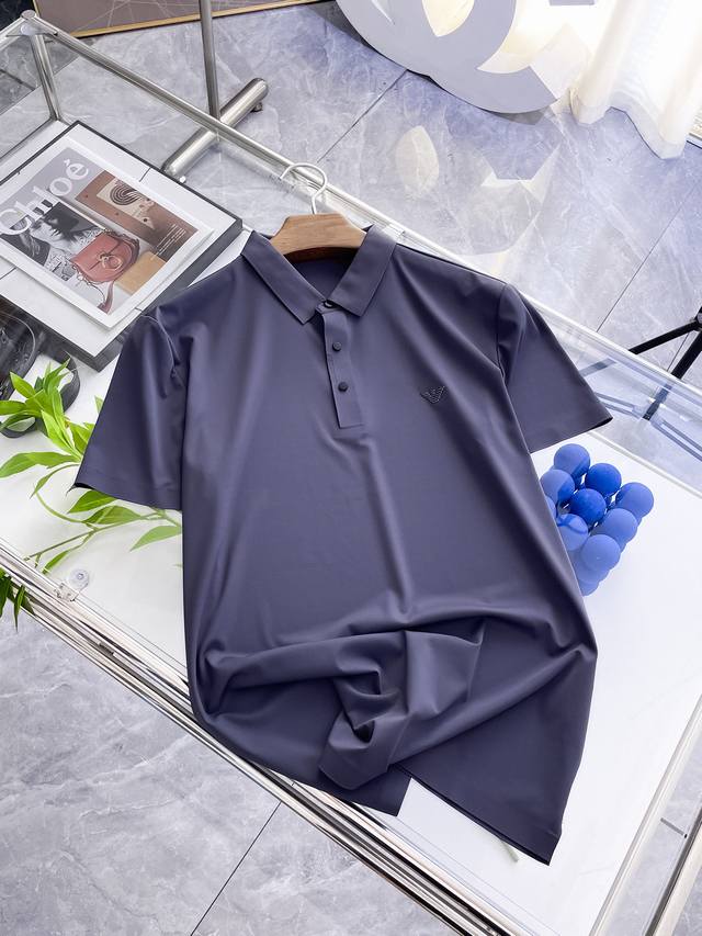阿玛尼 高端货商务 白领 单位人士必入单品！ 无痕休闲商务翻领短袖，科技面料，冰丝无痕，体感非常棒，手感顺滑质感很棒！弹性好，无任何束缚感，面料自带透气网孔，吸