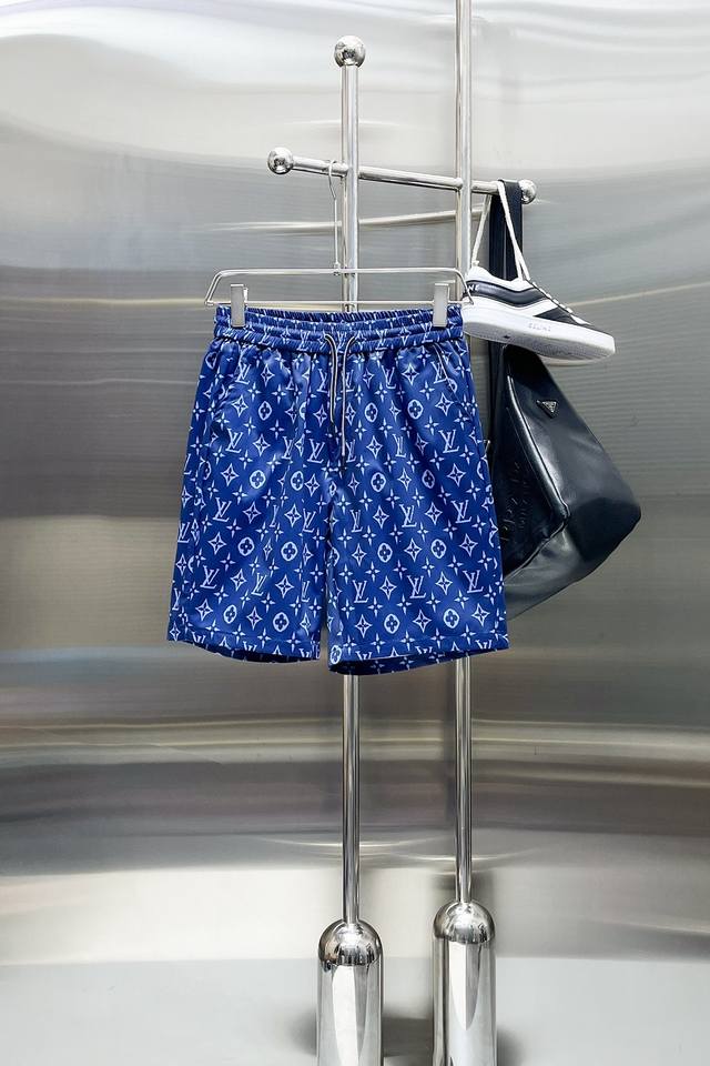 路易威登Lv 三标齐全 2025夏季新款男士休闲短裤，高级定制面料透气面料 透气弹力舒适度极高，细节无可挑剔，顶级辅料配备，原版Logo设计理念，手感细腻柔软！