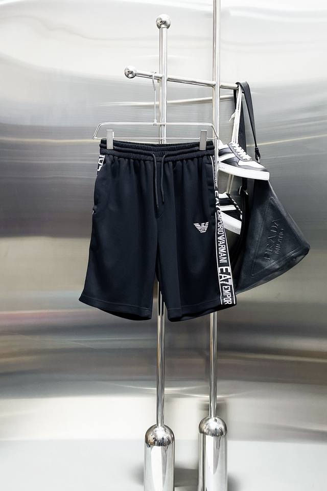 阿玛尼 三标齐全 2025夏季新款男士休闲短裤，高级定制面料透气面料 透气弹力舒适度极高，细节无可挑剔，顶级辅料配备，原版Logo设计理念，手感细腻柔软！上身版