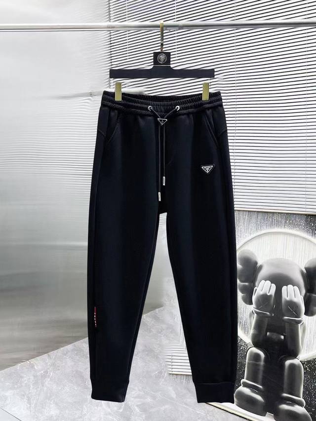 普拉达 2025春夏新款休闲裤！官网同步发售。品牌经典Logo休闲裤 ，定制罗马面料，舒适度极好，手触感强烈。辨识度极高，完美品相工艺。 尺码：M-3Xl 下单