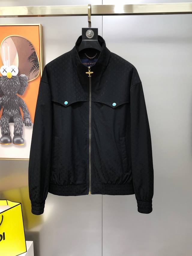 Lv 路易威登2025早秋新款原单男士立领夹克 薄款棉衣外套 官网同步售卖 高版本 简约时尚百搭 爆款直喷印花暗花Logo设计 采用原版进口100%聚酯纤维记忆