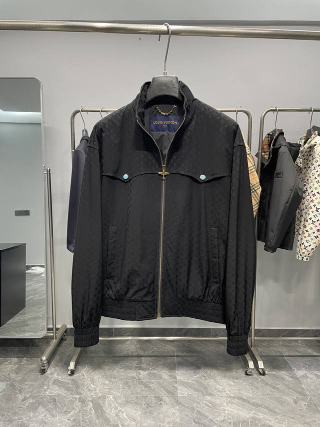 放货价 V25Fw秋冬新款路全幅暗纹提花图案立领夹克，男女同款硬性拉链外套。巅峰巨作，重工打造，路易家族热元素刻画，以暗纹提花工艺描绘全幅图案，古铜色做旧金属纽