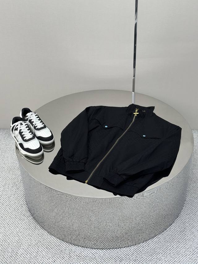 Louis Vuitton 路易威登 男士25新款绿松石绗满印花宽松外套夹克， 宽松的版型设计，穿着舒适自在，不挑身材，同时也能营造出休闲随性的时尚感。 颜色与