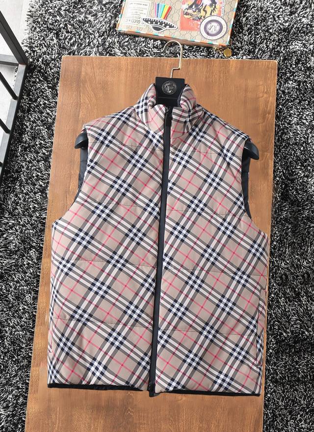 巴宝莉 三标齐全 秋冬季新款马甲羽绒夹棉棉服外套，秀场新品品相非常完美，舒适保暖，色泽饱满诱人，非常出彩的设计，轻松将时髦感进阶，做工极为考究严谨，走线工整细致