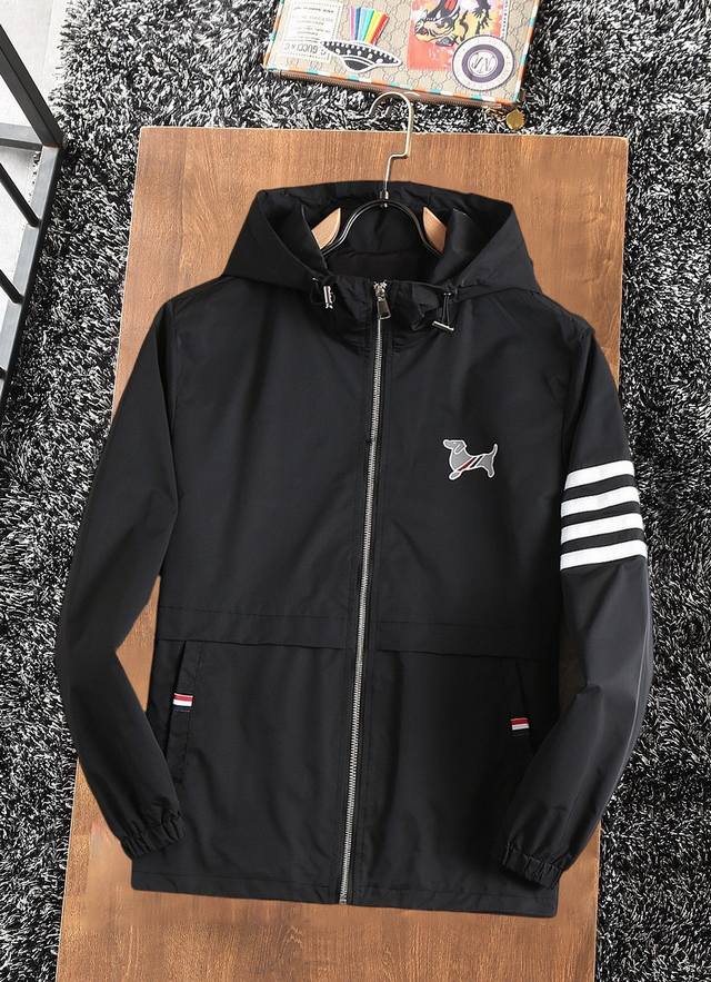 汤姆布朗Tb 2025春秋新款休闲夹克外套，最新时尚休闲拉链夹克，时尚连帽夹克外套基础常规的连帽夹克版型裁剪，上身百搭简约不挑人，轻松应对各种场合与环境，属于日