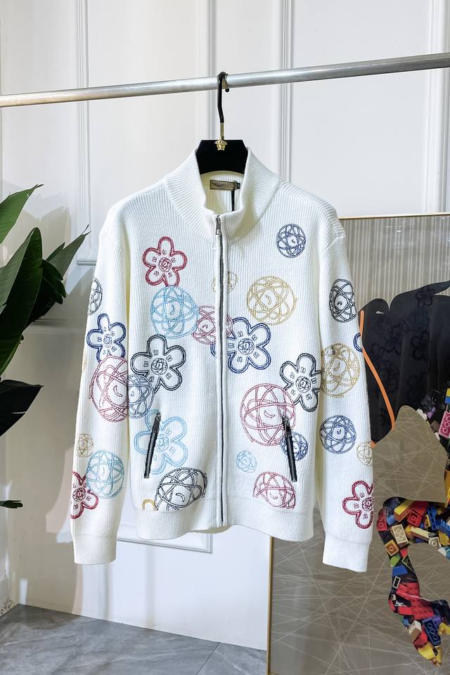 Lv 2025秋冬新款男女同款羊毛针织开衫外套。专柜在售爆款单品，各大时尚买手明星人手一件的百搭单品。简单时尚甚是好看，上身绅士范十足。整件毛衣不单纹理工艺精美