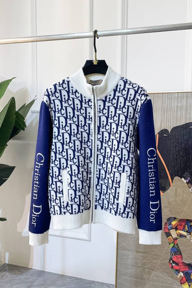 迪奥 2025秋冬新款男女同款羊毛针织开衫外套。专柜在售爆款单品，各大时尚买手明星人手一件的百搭单品。简单时尚甚是好看，上身绅士范十足。整件毛衣不单纹理工艺精美