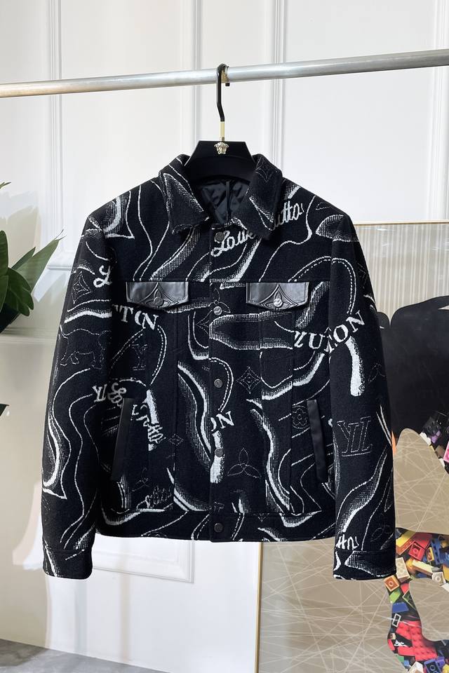 Lv- 2025Ss秋冬大爆款精品拼皮夹克外套，定制高品质聚酯纤维面料！顶级时尚大牌元素Logo设计，三标齐全！原版五金辅料，线条流畅，工艺精致，上身版型超赞，