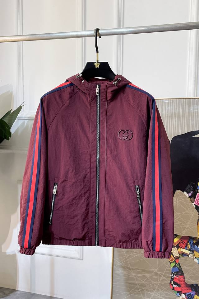 古奇- 2025Ss秋冬大爆款精品双面穿夹克外套，定制高品质聚酯纤维面料！顶级时尚大牌元素Logo设计，三标齐全！原版五金辅料，线条流畅，工艺精致，上身版型超赞