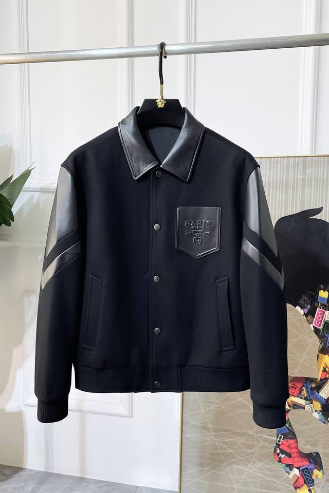 普拉达- 2025Ss秋冬大爆款精品拼皮夹克外套，定制高品质聚酯纤维面料！顶级时尚大牌元素Logo设计，三标齐全！原版五金辅料，线条流畅，工艺精致，上身版型超赞