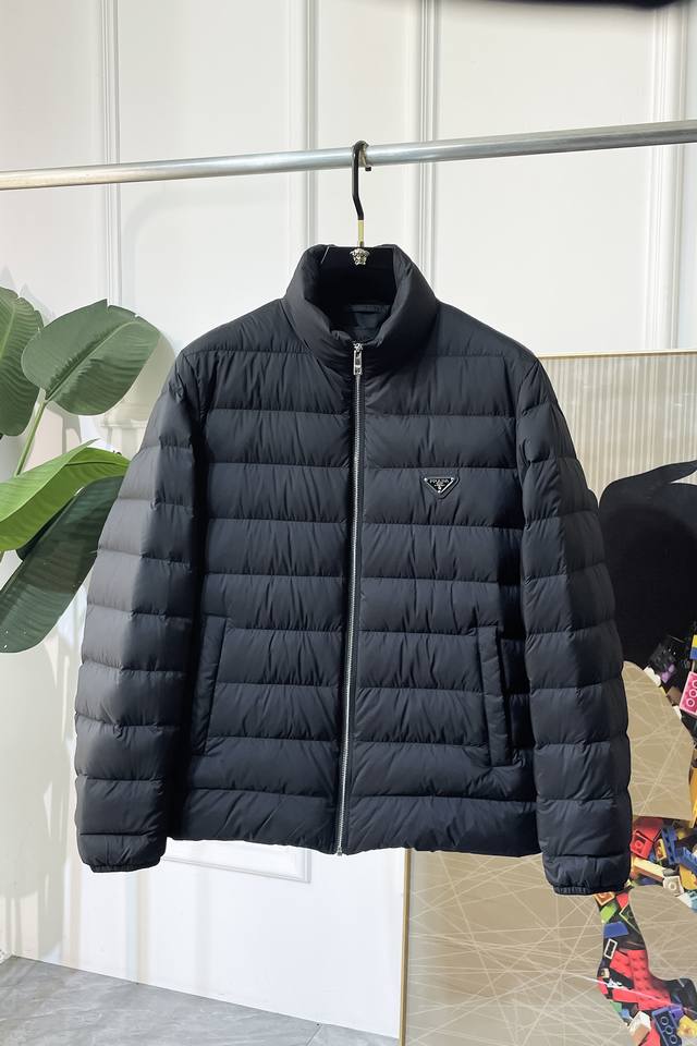 顶级版本，注意细节对比 羽绒 普拉达Ada秋冬羽绒服，立领金典款式轻便蓬松保暖舒适，经典百搭实穿，保真品质，羽绒作为衣橱必备的单品，混搭系数极高，极具时髦感且充