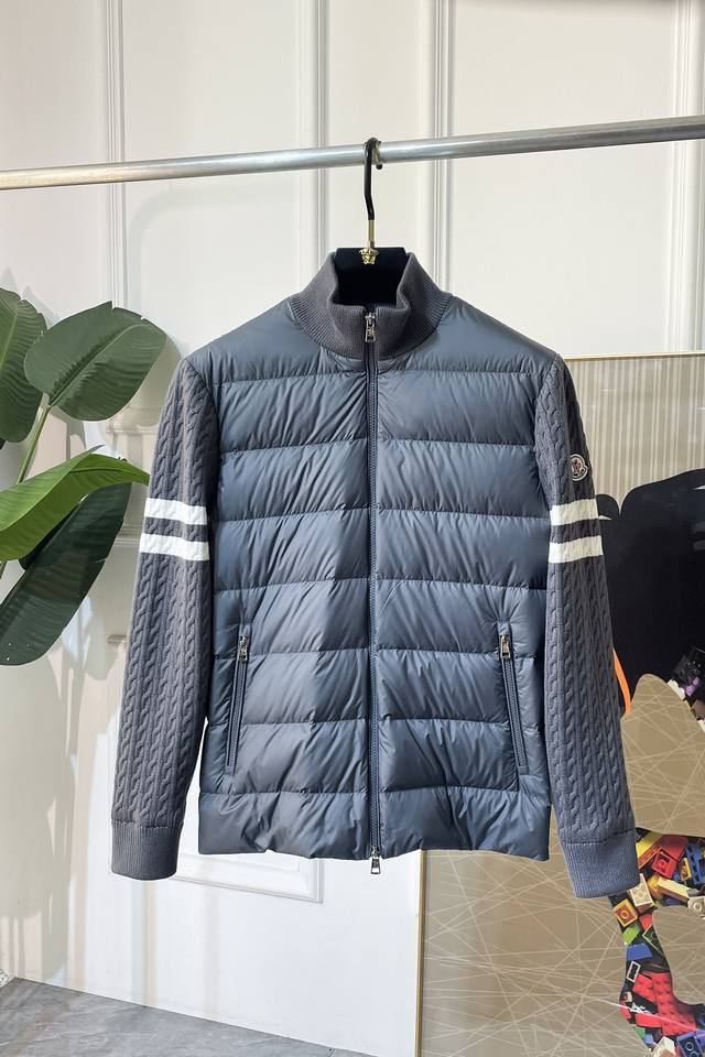 顶级版本，注意细节对比 Moncler Cardigan男士羽绒加衬羊毛和羊绒拉链开衫. 这款男士加衬开衫采用华贵的羊毛和羊绒混纺面料制成，可在温暖时节作为外套