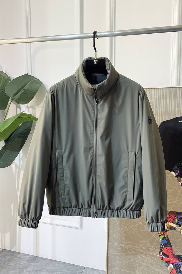 顶级版本，注意细节对比 Moncler 羽绒服！ 2025最新款时尚设计师款羽绒外套.处处细节显工艺足够的高级 结构性剪裁的设计改变来展现男士多样的形象变化，修