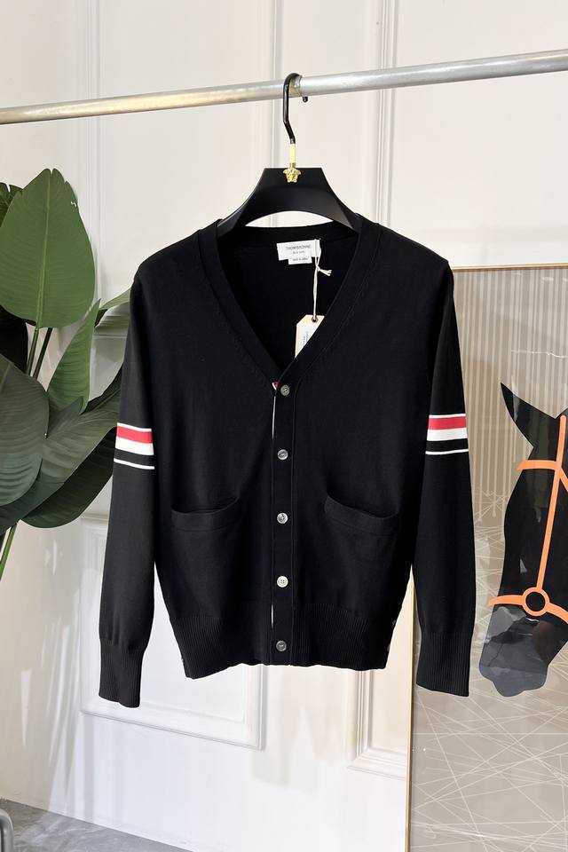 Tb 2025Ss款开衫毛衣，秋冬最新款！高品质进口羊毛混统面料，高密度针织，百搭毛衣，内搭衬衫都帅气十足！Logo标志！更耐穿更加不易变形，版型极好，各种风格