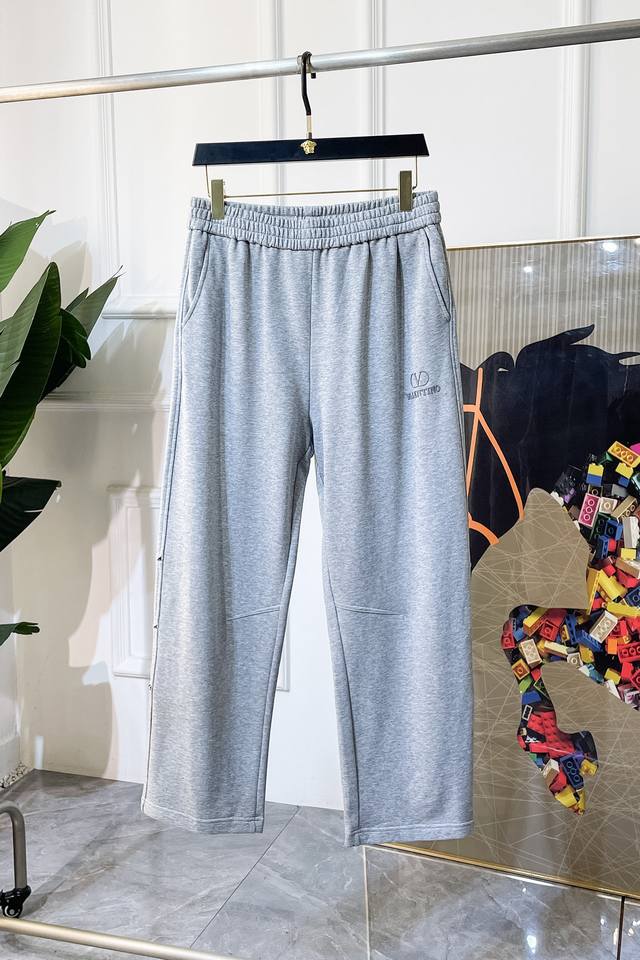 华伦天奴- 2025Ss秋冬专柜同步爆款休闲裤，本季必入百搭款式，上身极为出挑，超级百搭款 ，原版1:1复刻，三标齐全！专柜最新时尚元素设计，进口定织高品质欧棉