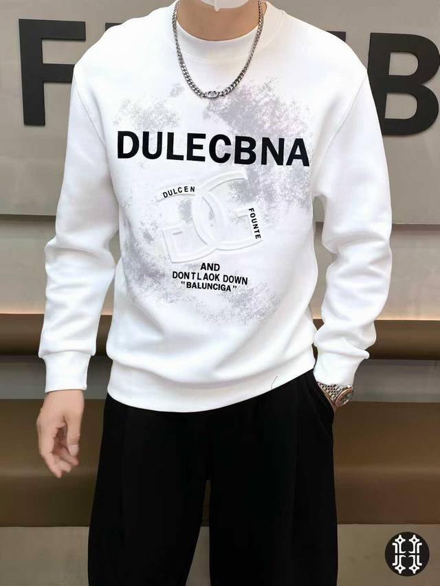 D&G 杜嘉*纳 2025年秋冬新款男士圆领套头卫衣。高品质欧货系列。重磅级尤物单品，高街混搭腔调有味，吸睛有力之作，独特品牌工艺制作图案，视觉效果丰富。意大利