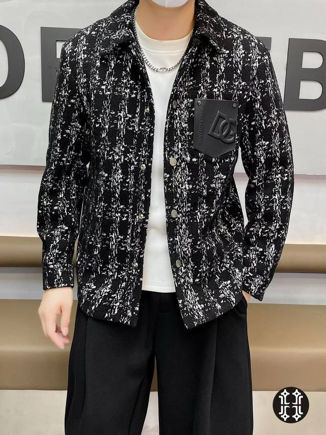 D&G 杜嘉*班纳 2025年秋冬新款男士翻领羊毛提花夹克外套。欧货系列精工细作，舒适与透气性备受青睐，独特色调巧妙运用，打破单色调的沉闷感，打造兼具时尚的百搭