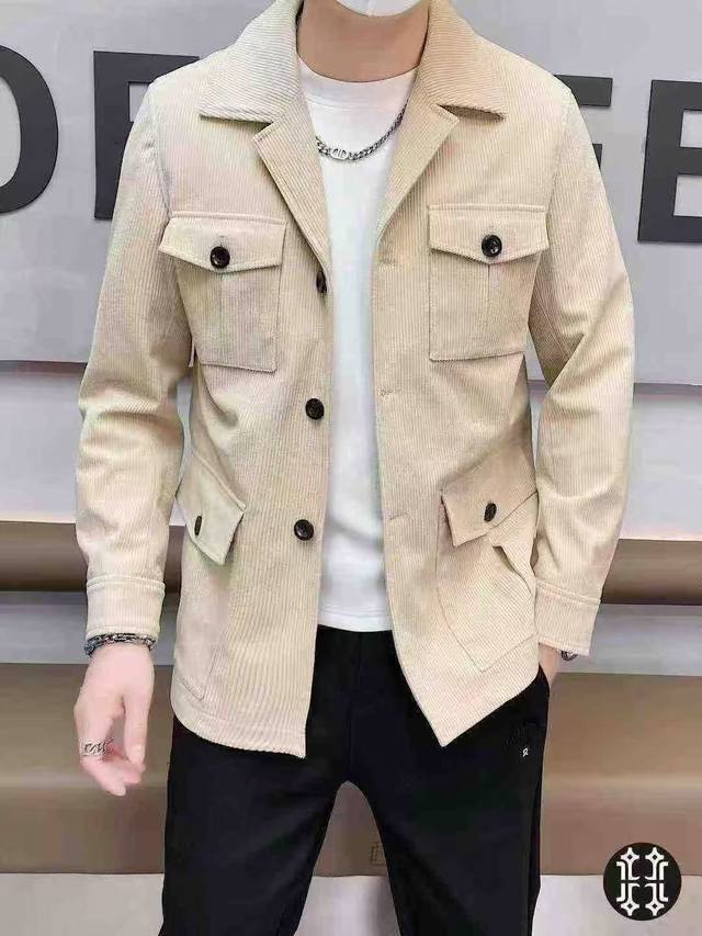 Emporio Arma*I 阿玛尼 2025年秋冬新款男士西装领夹克外套。顶级成衣高标准制作，意大利定制成衣面料，手感细腻柔软，上身挺括有型，质感达到天然的舒