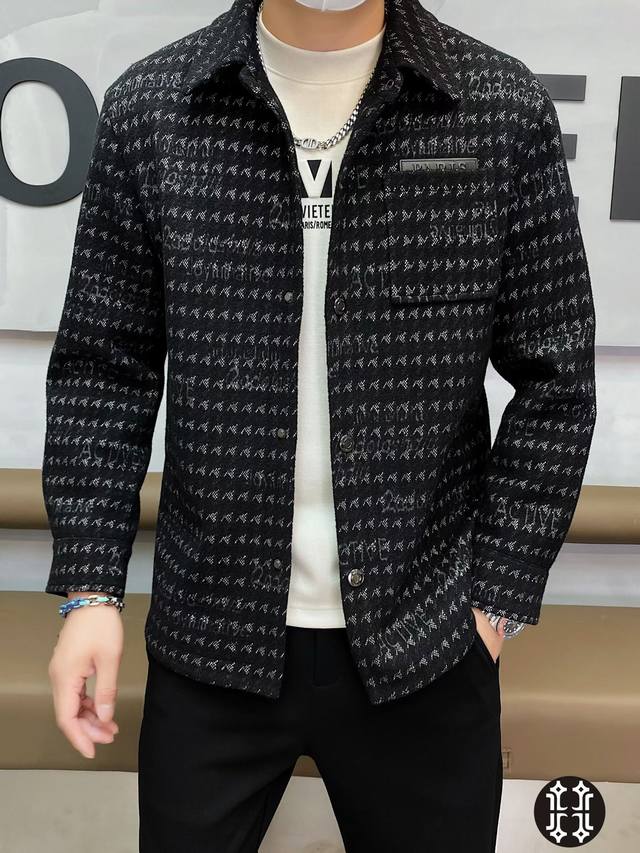 Prada 普拉*达 2025年秋冬新款男士翻领羊毛提花千鸟格夹克外套。欧货系列精工细作，舒适与透气性备受青睐，独特色调巧妙运用，打破单色调的沉闷感，打造兼具时