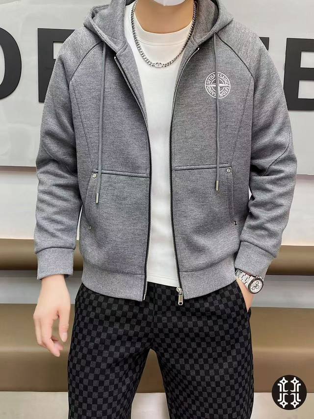 石头岛 2025年秋冬新款男士羊毛针织连帽夹克外套。爆款系列升级，顶级欧货成衣高标准制作，意大利定制羊毛面料，手感细腻柔软，上身挺括有型，质感达到天然的舒适感，