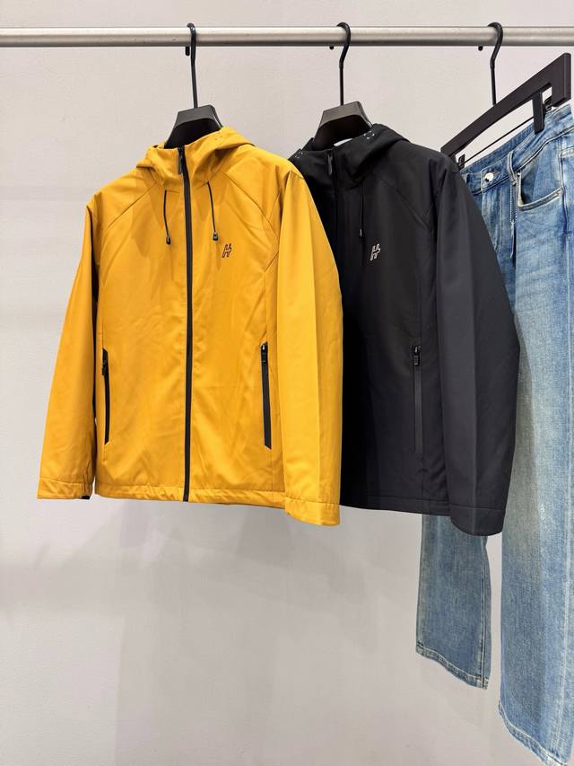 爱马*仕 价格P： 颜色：黑色 黄色 尺码：M-3Xl 介绍：2025秋冬新品男士休闲薄棉连帽夹克外套。品相足够完美。客供定制进口面料 经典百搭的一款单品。独特