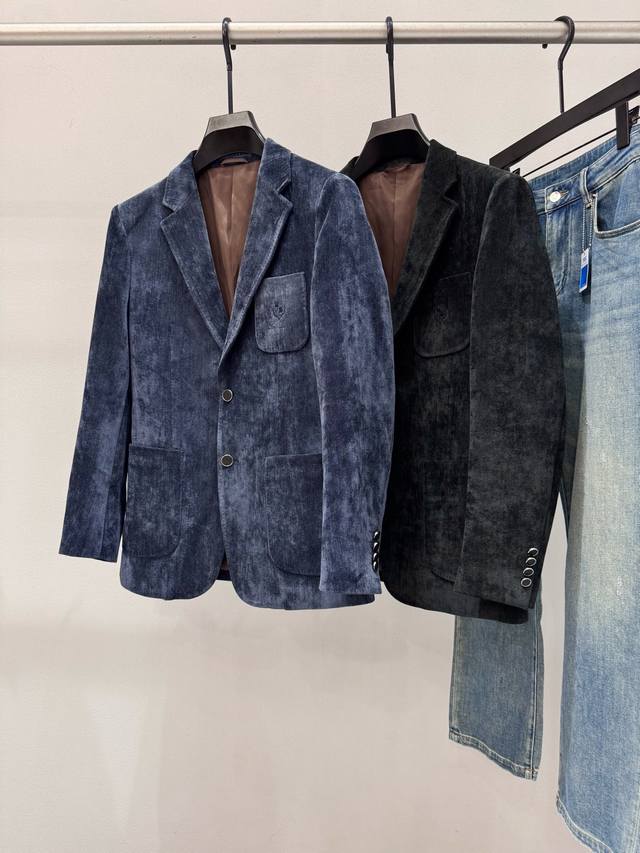 品牌：L*P 价格P： 颜色：黑色 蓝色 尺码：M-3Xl 介绍：2025秋冬新款男士休闲西装外套。最新柜上新品，全国独家首发，采用进口定制面料，手感细腻有质感
