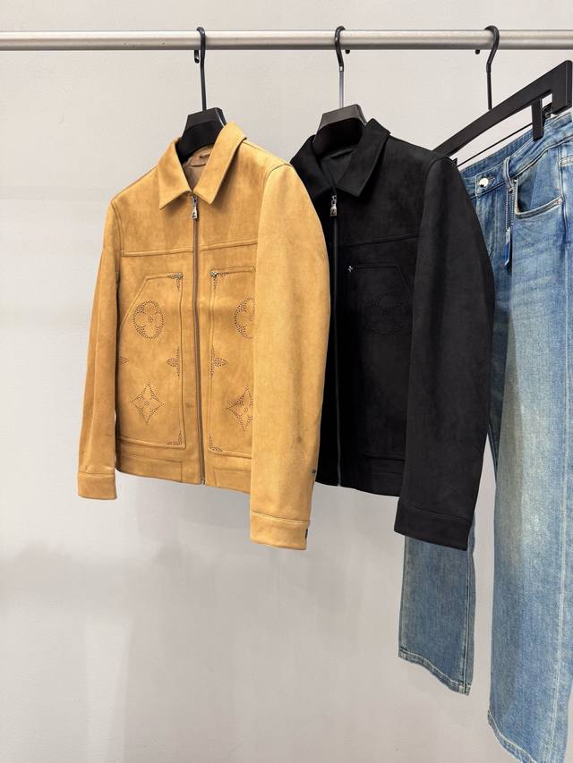 品牌：Louis Vuitt*On路易*威登 价格P： 颜色：黑色 黄色 尺码：M-3Xl 介绍：2025秋冬新品男士翻领夹克外套。衣身鹿皮绒设计理念 时尚简约