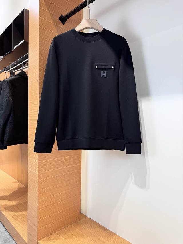 Herm*S爱马仕 2025秋冬新款士男圆领卫衣，柜专在售，磅重高品质衣成水准。 选精品牌制定卫衣面料，经丝光艺工处理，手感细腻，软糯入骨。其以独特的视觉感，深