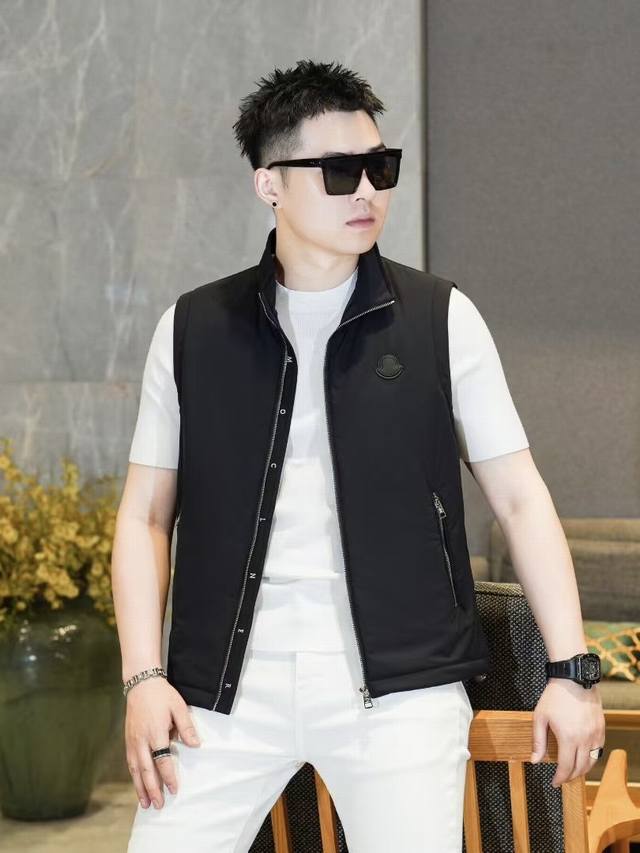 Moncle*蒙*口2025F W秋冬新款男士蚕丝棉立领商务休闲百搭马甲背心. 香港洋行渠道货.极为舒适的顶级面料，会呼吸的面料，透气性极佳，属于市面独一无二的