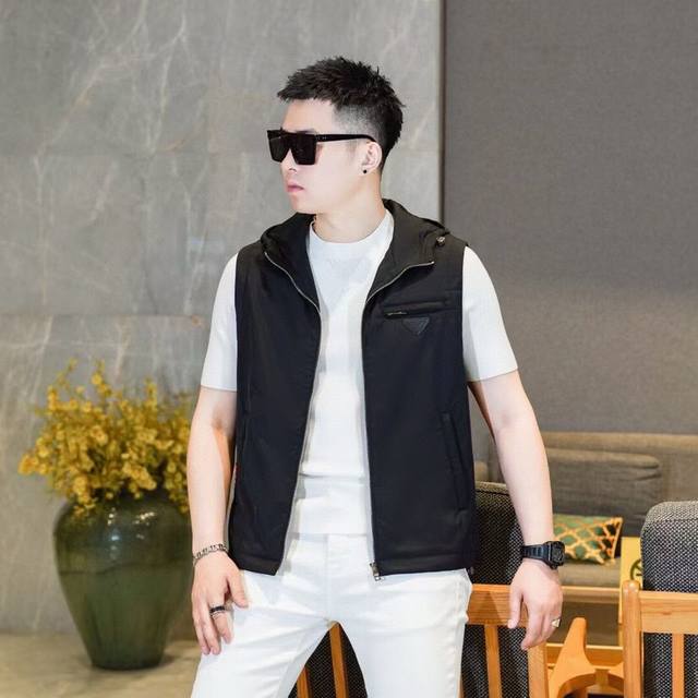 Prad*A普&拉达 2025F W秋冬新款男士蚕丝棉立领商务休闲百搭马甲背心. 香港洋行渠道货.极为舒适的顶级面料，会呼吸的面料，透气性极佳，属于市面独一无二