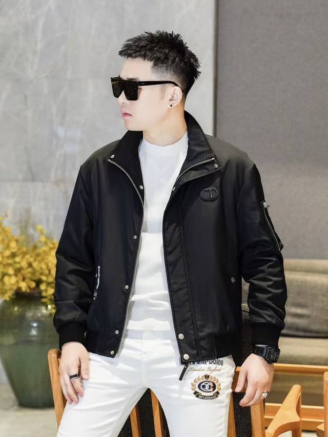 Chrstia*Dio*迪*奥 2025F W秋冬新款男士休闲立领夹克外套。 原单货，对对版，原版五金拉链，胸前经典拼色字母Logo装饰夹克外套，非常的时尚有型