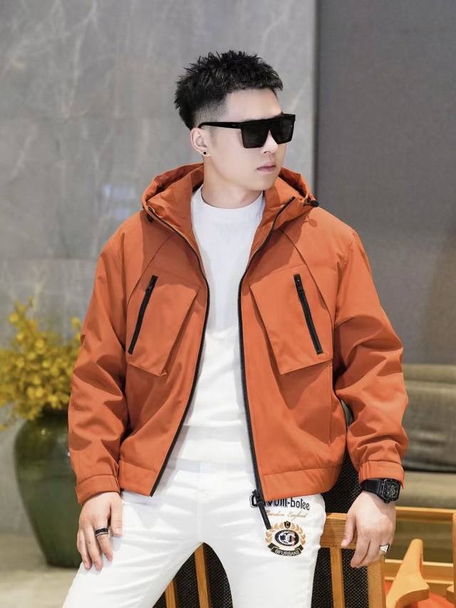 Burber*巴*宝莉 2025F W秋冬新款男士休闲立领夹克外套。 原单货，对对版，原版五金拉链，胸前经典拼色字母Logo装饰夹克外套，非常的时尚有型，穿上简