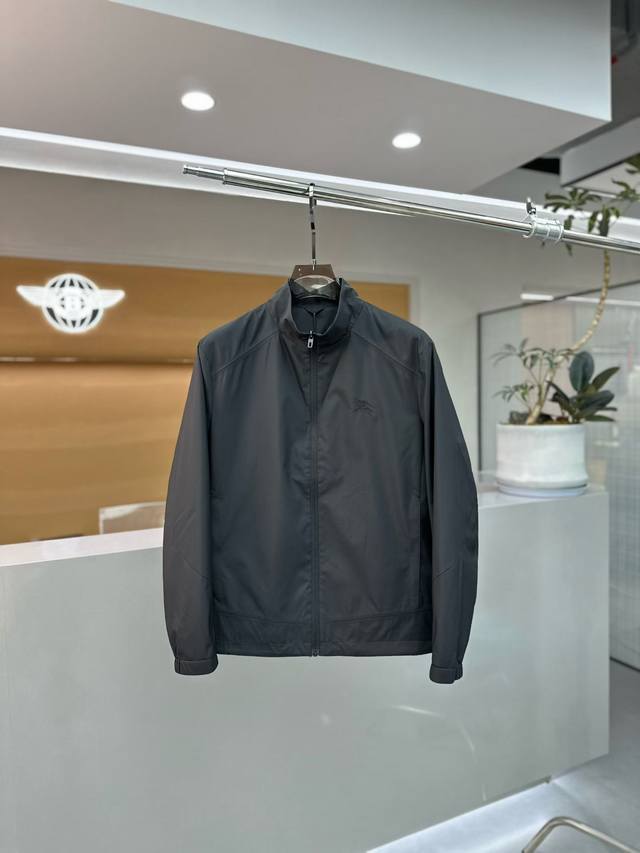 Burber*Y 巴宝*莉 2025秋冬新款男士休闲夹克外套。最新上柜系列，在售系列。来自大佬级的一线工厂P，品相足够完美！非常有调调的一款单品，高级定制面料，