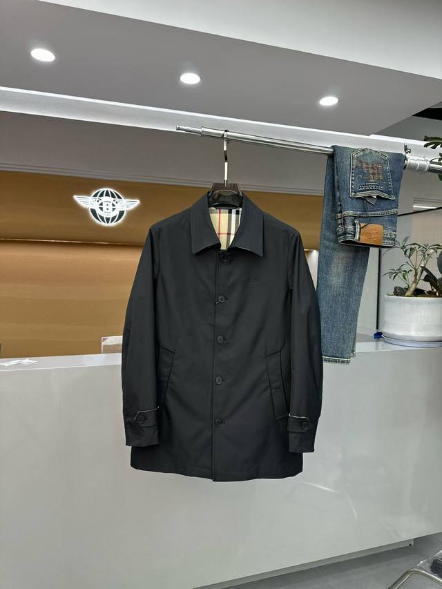 Burber*Y 巴宝*莉 2025秋冬新款男士休闲夹克风衣外套。最新上柜系列，在售系列。来自大佬级的一线工厂P，品相足够完美！非常有调调的一款单品，高级定制面