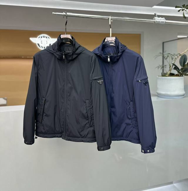 Pra*A 普拉*达 2025秋冬新款男士休闲夹克连帽外套。最新上柜系列，在售系列。来自大佬级的一线工厂P，品相足够完美！非常有调调的一款单品，高级定制面料，舒