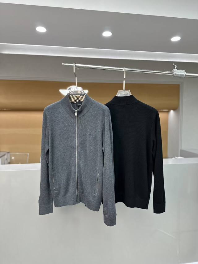 Burber*Y 巴宝*莉 2025 秋冬新款男士休闲针织外套。最新上柜系列，在售系列。来自大佬级的一线工厂P，品相足够完美！非常有调调的一款单品，高级定制面料