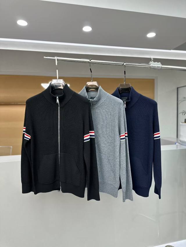 T*B 汤姆*布朗 2025 秋冬新款男士休闲针织外套。最新上柜系列，在售系列。来自大佬级的一线工厂P，品相足够完美！非常有调调的一款单品，高级定制面料，舒适与