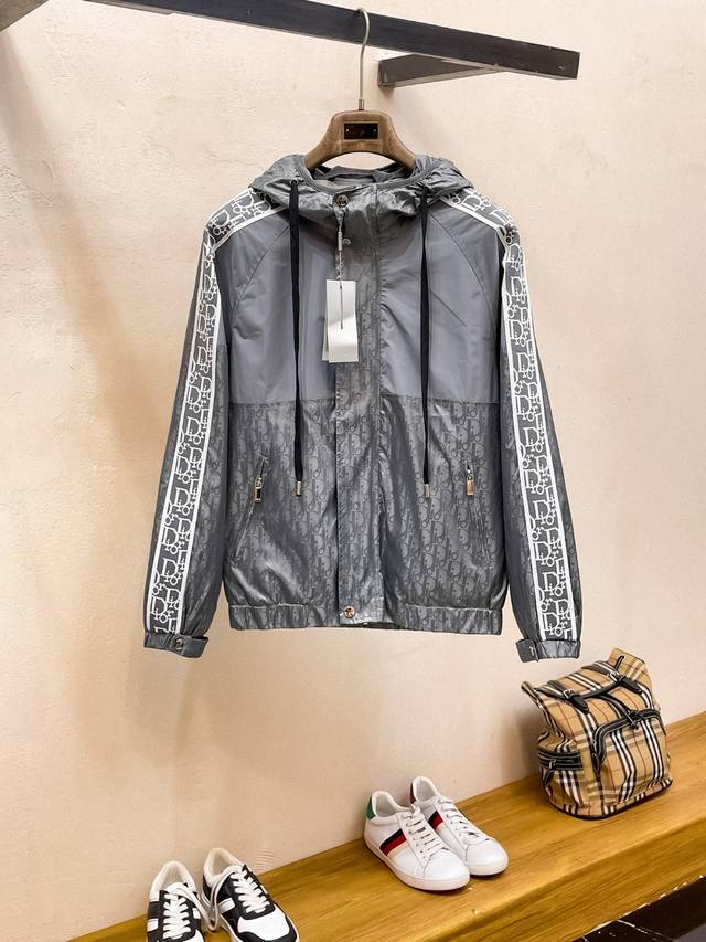 迪奥 官网同款，提前发售！2025Ss秋季新款男士夹克外套，原单三标齐全高端版本！带隐藏帽，专柜定制面料 透气舒适度高，细节无可挑剔，品牌元素设计理念，体现高品