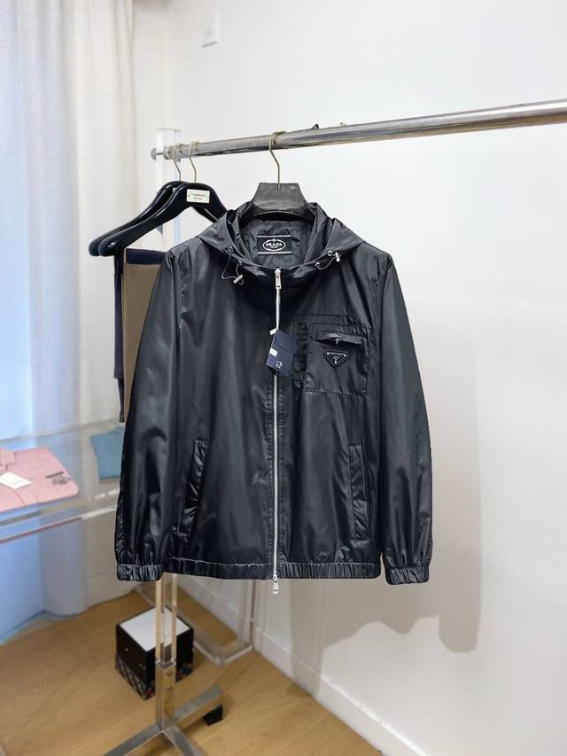 普拉达 2025秋季爆款专柜新款休闲时尚夹克 超前卫设计风格 细腻舒适 穿着非常轻便不易起皱。多重重工艺 整体的设计颇具视觉感，上身休闲有型，有一定的挺括度，绝