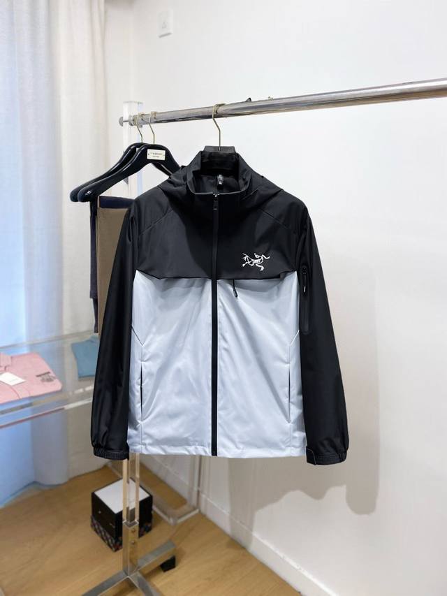 始祖鸟 官网同款，提前发售！2025秋季新款男士夹克外套，原单三标齐全高端版本！专柜定制记忆面料 透气舒适度高，细节无可挑剔，品牌元素设计理念，体现高品质。手感